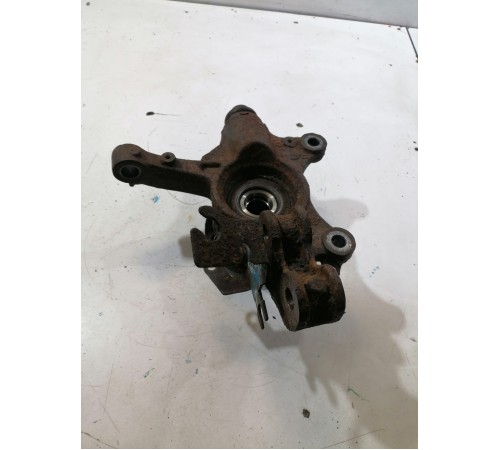 Кулак поворотный передний правый