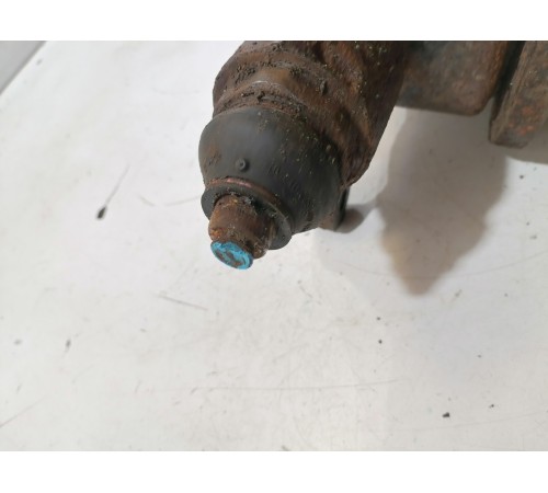 Кулак поворотный передний правый