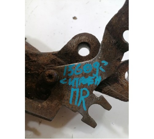 Кулак поворотный передний правый