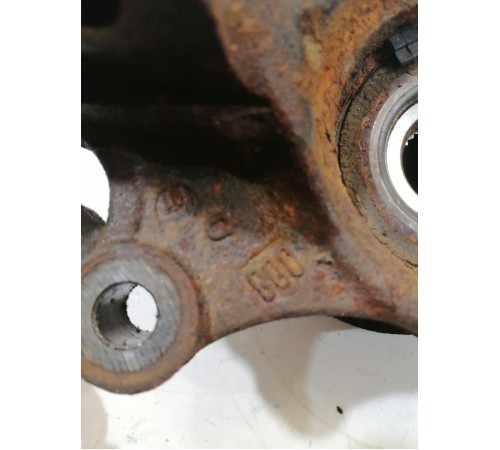 Кулак поворотный передний правый