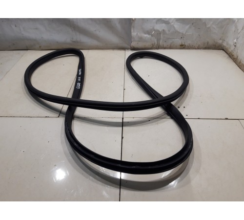 Уплотнитель двери (передний, правый)