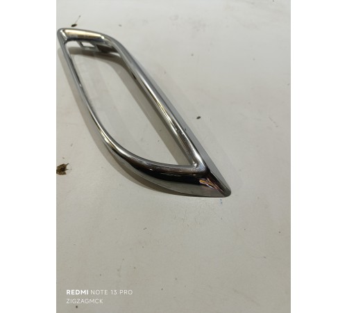 Накладка бампера передняя правая декоративная