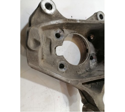 Кулак поворотный передний правый