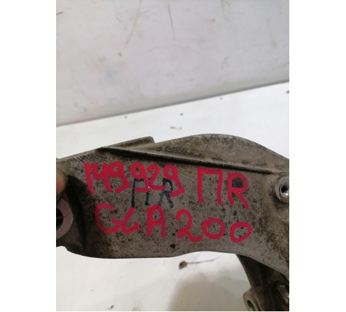 Кулак поворотный передний правый