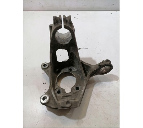 Кулак поворотный передний правый