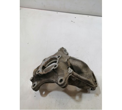 Кулак поворотный передний правый