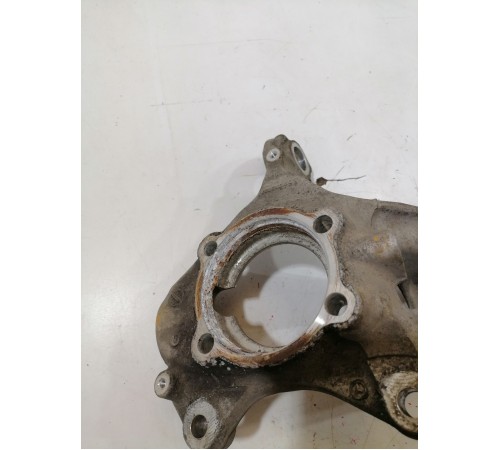 Кулак поворотный передний правый