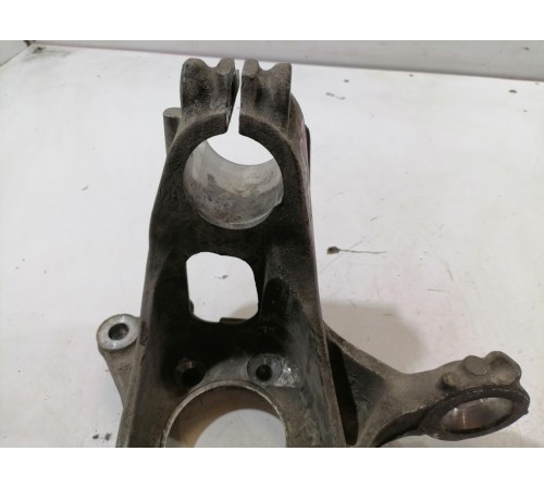 Кулак поворотный передний правый