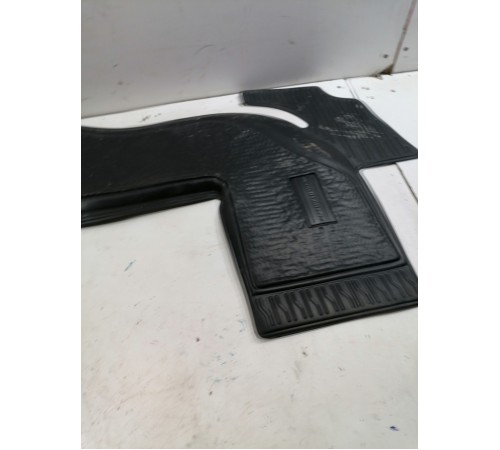 Коврик третьего ряда