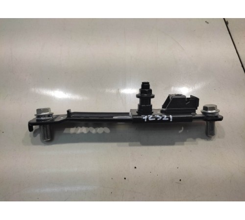 крепление регулировки ремня безопасности (переднее правое)