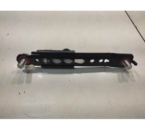 крепление регулировки ремня безопасности (переднее правое)