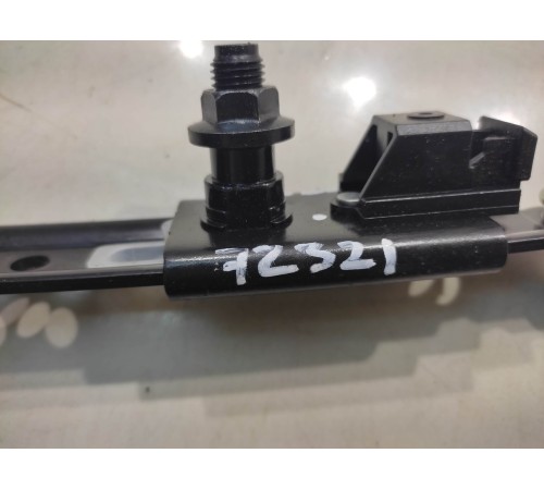 крепление регулировки ремня безопасности (переднее правое)