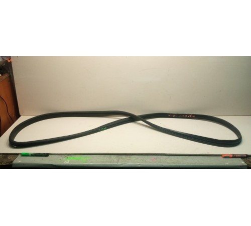 Уплотнитель двери передней левой