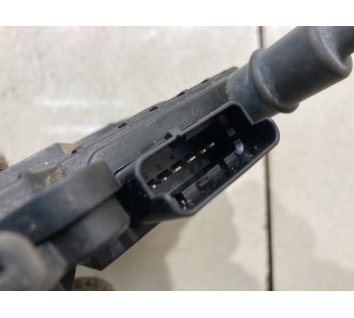 Доводчик замка двери (задний левый)