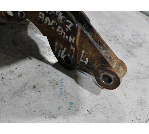 Кулак поворотный передний левый