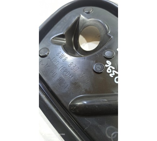 Заглушка двери передняя правая внутренняя