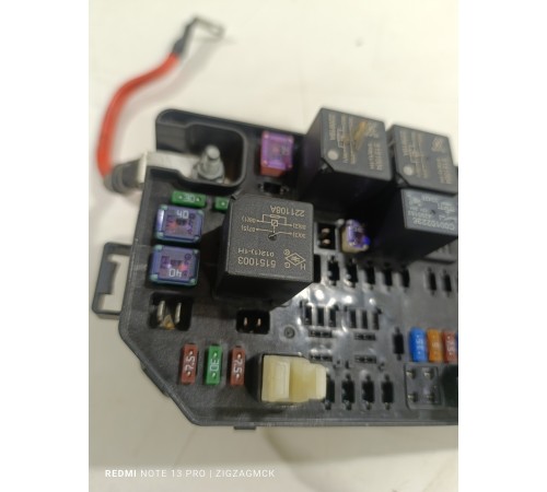 Блок предохранителей подкапотный