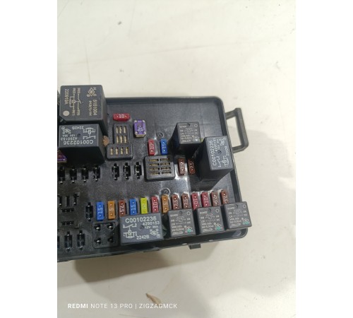 Блок предохранителей подкапотный