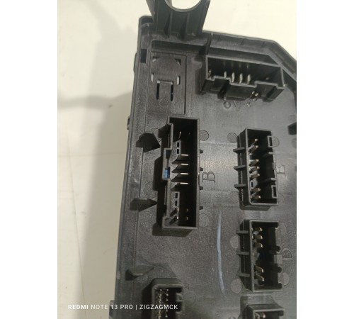 Блок предохранителей подкапотный