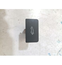 Кнопка закрывания крышки багажника