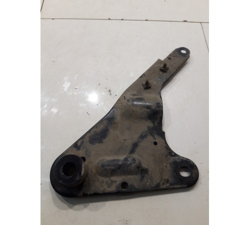 Кронштейн подрамника правый