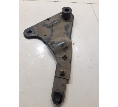 Кронштейн подрамника правый