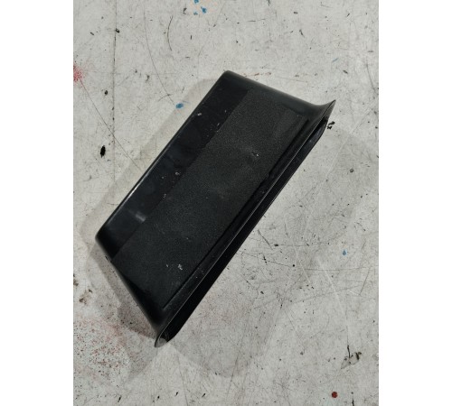 Вещевой ящик салона