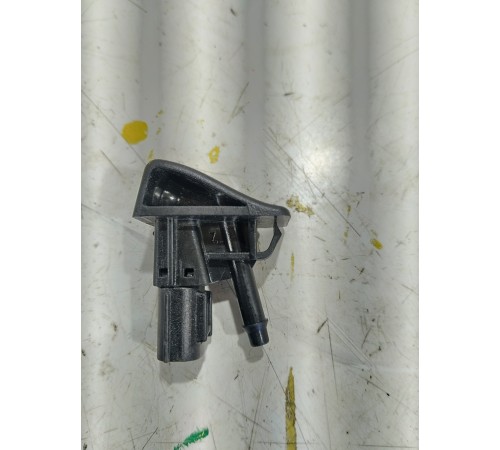 Форсунка омывателя лобового стекла левая
