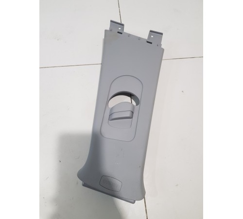 Накладка центральной стойки левая