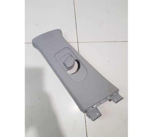 Накладка центральной стойки левая