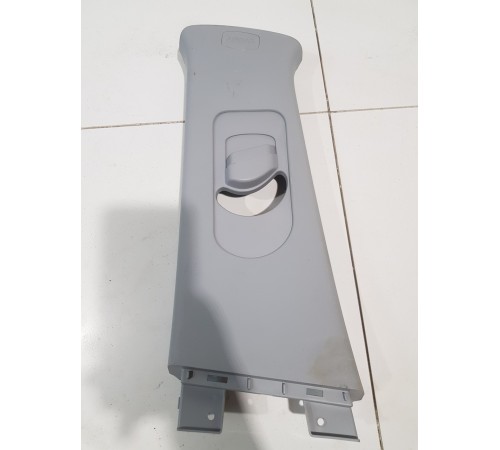 Накладка центральной стойки левая