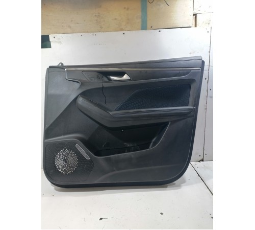 Обшивка двери передняя правая