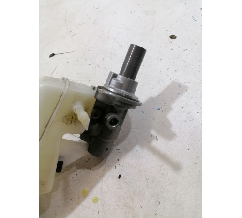 Главный тормозной цилиндр с бачком