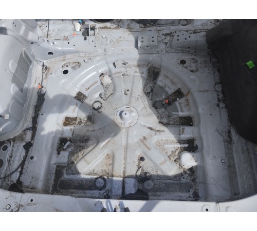 Ниша багажника запасного колеса