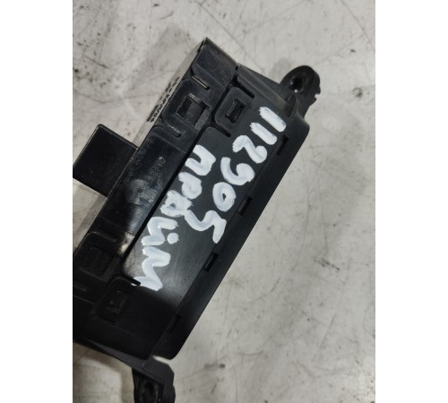 Кнопка открывания лючка бензобака