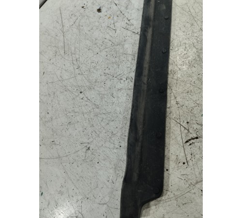 Уплотнитель двери передний правый