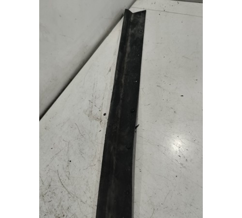 Уплотнитель двери передний правый