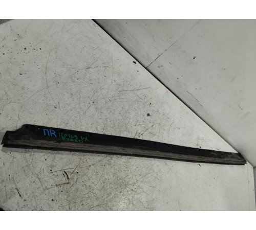 Уплотнитель двери передний правый