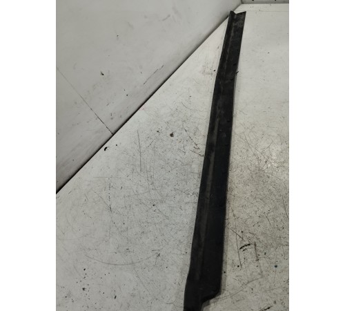 Уплотнитель двери передний правый