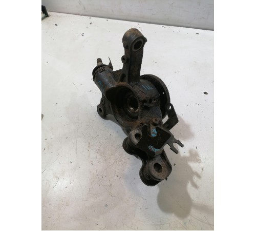 Кулак поворотный передний левый