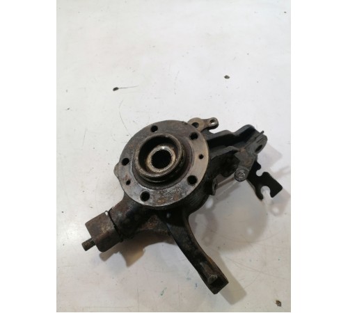 Кулак поворотный передний левый