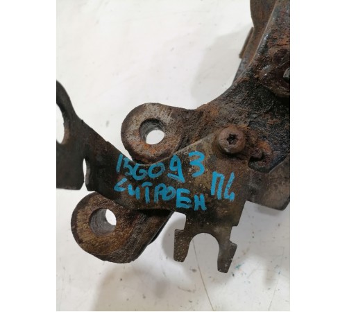 Кулак поворотный передний левый