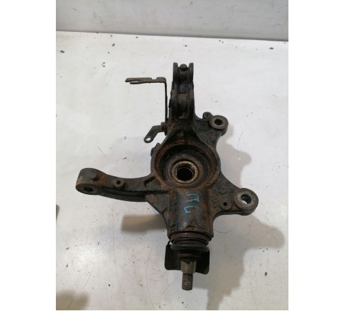 Кулак поворотный передний левый