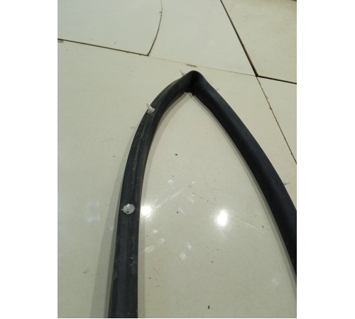 Уплотнитель капота