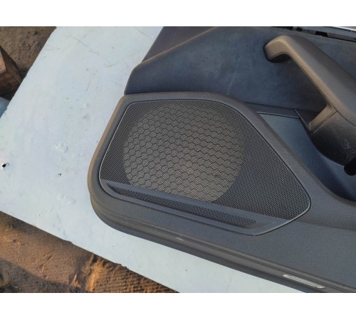 Обшивка двери (передняя, правая)