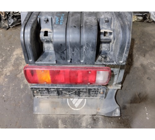 Задний брызговик в сборе с фонарем левый