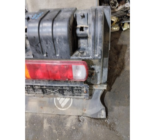 Задний брызговик в сборе с фонарем левый