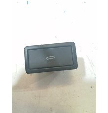 Кнопка закрывания багажника