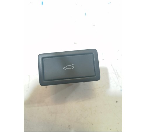 Кнопка закрывания багажника