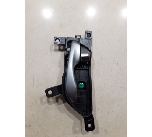 Ручка двери (задняя левая внутренняя)